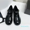 2024 مشبك حزام النساء اللباس أحذية مصممة فاخرة بلوك ألوان كلاسيكية أحذية loafer نوعين من الأجزاء العلوية الكعب الكثيف
