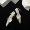 En kaliteli basit moda sivri yavru topuklu topuklu pompalar topuk deri ayak bileği kayış düşük topuklu elbise ayakkabıları kadınlar için lüks tasarımcı sandaletler fabrika ayakkabıları