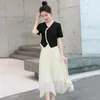 Tweedelige jurk 2024 lente en zomer slim fit damesset Koreaanse versie verlaagde leeftijd halve rok prachtige mooie top