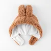 ヘアアクセサリーかわいい耳の赤ちゃんの帽子冬の厚い子羊の毛皮のビーニー生まれの漫画のための固形幼児幼児ぬいぐるみ耳の保護ボンネット