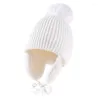 Accessoires de cheveux Chapeau tricoté d'hiver avec oreillettes épais chaud en peluche bébé gros pompon bonnet coupe-vent laine enfants bonnet en tricot pour filles garçons