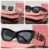 2024 Neue Miu für Damen Designer Ovale Brille UV400 Eigenschaft Quadratische Sonnenbrille Metallbeine Miu Letter Design SMU09WS SMU11WS Kleine Brille Lunette