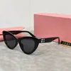 Designer MU Cat-Eye-Sonnenbrille für Damen mit Buchstaben und Schößchen in Premium-Qualität