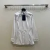 Blouses pour femmes Chemises de marque New Pra a un tempérament polyvalent et une taille fine avec un col en diamant pressé à chaud Chemise en popeline brodée RU2E