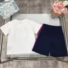 Neue Kinder-Trainingsanzüge, Sommer-Baby-T-Shirts, Anzug, Größe 100–150 cm, kurze Ärmel mit Logo-Druck und Shorts im Spleiß-Design, 24. Februar 2020