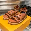 Novas sandálias de moda chinelos de designer de luxo couro genuíno carta sapatos de praia ao ar livre anti deslizamento sapatos planos de borracha uma linha sandálias femininas chinelos interiores