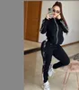 Tasarımcı Marka Kadın Spor Giyim Baskılı İki Parçalı Ceket Uzun Pantolon Uzun Kollu Kadın Takım Yaka Spor Giyim Fermuar Jogging Suit J2940