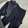 Kadınların İki Parçası Pantolon Tasarımcı Markası 24 Erken Bahar Yeni Nanyou Pra Üçgen Demir Standart Yaka Eklenmiş Ceket Üst+Elastik Günlük İş Giysesi Seti 2CR0