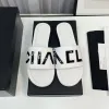 2024 Nachrichten Hohe Qualität Frau Hausschuhe Mode Sandalen Strand Klassische Slipper Plattform Dame Flache Rutschen Farbe Block Alphabet Leder schnalle Hausschuhe