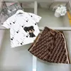 브랜드 키즈 트랙 슈트 베이비 티셔츠 세트 크기 110-160 cm 여름 작은 곰 패턴 짧은 소매 및 알파벳 인쇄 반바지 24feb20