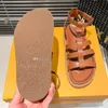 Novas sandálias de moda chinelos de designer de luxo couro genuíno carta sapatos de praia ao ar livre anti deslizamento sapatos planos de borracha uma linha sandálias femininas chinelos interiores
