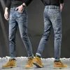メンズジーンズデザイナー秋と冬の新しいジーンズメンズ品質スリムフィットスモールフィート長いパンツファッションメンパンツ