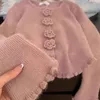 女性のニット春秋のシングル胸3Dバラのボタンフラワー不規則なウエストバンドフリルエッジプリーチングニットセーター
