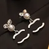 Sier Designer Earrings Classics Design 브랜드 레터 스터드 유명한 여성 스테인리스 스틸 진주 다이아몬드 이어링 웨딩 파티 Jewerlry 선물 이어 드롭