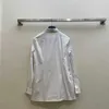 Blouses pour femmes Chemises de marque New Pra a un tempérament polyvalent et une taille fine avec un col en diamant pressé à chaud Chemise en popeline brodée RU2E