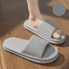 2024 Lägenheter gummi tofflor för kvinnors bad pool hemanvändning sandaler vita
