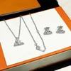 Europe America Fashion Style Jewelry Sets Lady Women Mässing Graverad V Letter Inlay Diamond Volt One Pendant Plated Gold Necklace Earrings Q06484 Q93923