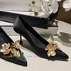 Sapatos de vestido Flor Dourada Água Diamante Única Mulher Apontada Preto Seda Salto Fino Elegante Bombas de Salto Alto Banquete Raso