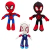 Popularny Spider Hero równoległy wszechświat otaczający lalki wypełniające zabawki pająki i jego magiczni przyjaciele