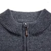 Męskie swetry zagęszczone sweter zimowy kołnierz kaszmiru 200% czysty wełniany płaszcz z wysokiej klasy płaszczem