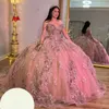 ピンクのプリンセススパンコールのアップリケレースQuinceaneraドレスボールガウン肩からボールビーズスイート15 Vestidos de xv anos