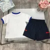 Survêtements de luxe pour enfants Ensemble de T-shirts pour bébé avec bordure bleue Taille 100-150 CM Manches courtes d'été et short doublé en maille 24Feb20