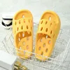 Summer Home Hohle Leckage-Käse-Hausschuhe für Frauen, die im Badezimmer baden, schnell trocknende Paare, rutschfeste EVA-Slipper-Sandalen für Herren