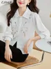 Blouses pour femmes cjfhje broderie de bureau décontractée chemise à manches longues Chic White Femmes Hollow Out Shirts Elegants Fashion Workswear