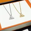 Europe America Fashion Style Jewelry Sets Lady Women Mässing Graverad V Letter Inlay Diamond Volt One Pendant Plated Gold Necklace Earrings Q06484 Q93923