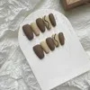 Faux ongles faits à la main coréen presse sur brun cercueil de courte longueur conception adhésif réutilisable faux couverture complète conseils d'ongles pour les filles