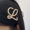 Loews Haarspange Designer-Damen-Haarspange in Originalqualität, Haarspange mit Buchstaben, hohl, neues High-End-Feeling, eingelegte Perlen-Haar-Accessoires für Frauen