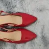 Elbise Ayakkabı 2024 Günlük All-Match Sandals Seksi 5cm Düşük Sıradan Noktalı Ayak Parçaları Yüksek Topuklu Boş toka Pompalar Kırmızı Düğün