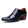 Sapatos de vestido Dois tons dourados saltos esportivos elegantes masculinos 2024 tendência tênis de casamento designers lofer da China