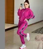 Tasarımcı Marka Kadın Spor Giyim Baskılı İki Parçalı Ceket Uzun Pantolon Uzun Kollu Kadın Takım Yaka Spor Giyim Fermuar Jogging Suit J2940