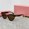 Designer MU Cat-Eye-Sonnenbrille für Damen mit Buchstaben und Schößchen in Premium-Qualität