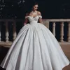 Dubai Princess Ball Gown Wedding Dress Petals Flower pärlor av axel satin brudklänning charmig snörning saudiarabien bröllopsklänningar