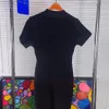 Vestido feminino preto sexy apertado e emagrecimento vestido de designer elegante e simples verão cor sólida carta impressão gola de malha nádegas saia