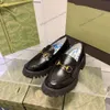 Mocassini da donna in pelle con fibbia in metallo 2023 designer primavera / estate nuove scarpe da donna con alfabeto suola spessa scarpe eleganti vintage di alta qualità