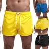 Les shorts pour hommes restent actifs et confortables cet été avec un surf de couleur unie à séchage rapide, parfait pour la natation