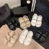 Tasarımcı Sandles Kadın Sandal Buzağı Baba Ayakkabı Sandalet Kapitone Ayakkabı Platformu Daireler Düşük Topuklu Kama Ayak bileği kayış Flip Flop Üzerine Elmas Toka Sandal Kayma