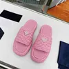 Nowy trójkąt słomy splot pantover Złota klamra platforma sandałowa Raffias Projektant Slipper Kobiety Summer Flat Heel Casual Flip Flip Flip Flip Outdoor Basen Suders Buty plażowe