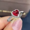 Cluster Ringen Eenvoudige Klassieke Zilveren Kleur Hart Engagement Voor Vrouwen Wit Rood CZ Steen Inlay Mode-sieraden Bruiloft Cadeau