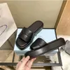 Luxus-Sandale, Metall-Dreieck, Designer-Slipper, weich gepolstert, Nappaleder, bequem, flache Slides, Stollenprofil, leicht zu tragen, Damen- und Herren-Brotmopp, schwarze Gummisohle, Damenschuh