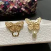 2024 Luxury Quality Charm Butterfly Shape Drop Earring med naturskalpärlor i 18K Guldpläterad Have Box Stamp PS3064