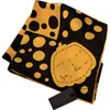 Toppmodemärket Artist Yayoi Kusama Polka Dot Pattern Silk Scarf L Designer Monogram 100% Twill Silk Women 90cm Square Scarf 2024 Ny stil