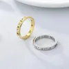 Cluster Anéis Simples Mini Numerais Romanos Zircão Mulheres Cor Dourada Bandas de Casamento de Aço Inoxidável para FashionJewelry Coreano