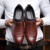 Marki mężczyzn Formalne buty poślizg na spiczastym palcach skórzane buty Oxford dla mężczyzn sukienki Buty biznesowe Buty o rozmiar 38-46 buty