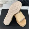 Damen-Sandalen aus Lammfell mit Keilabsatz und Plateausohle, 6,5 cm, Designer-Steppstruktur, goldene Hardware, Matelasse-Hausschuhe, Damen-Slipper, Outdoor-Freizeitschuh, Gummisohle