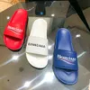 Kvinnor av högsta kvalitet män lyxdesigners tofflor sandaler sommar strand mode flip flops läder dam toffel metallskor sneakers dubbla spännetläder glider stora