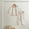 Conjuntos de ropa 7498 2024 otoño bebé nacido 2 piezas conjunto de ropa de manga larga Animal impreso ropa de casa coreana pijamas niño niña